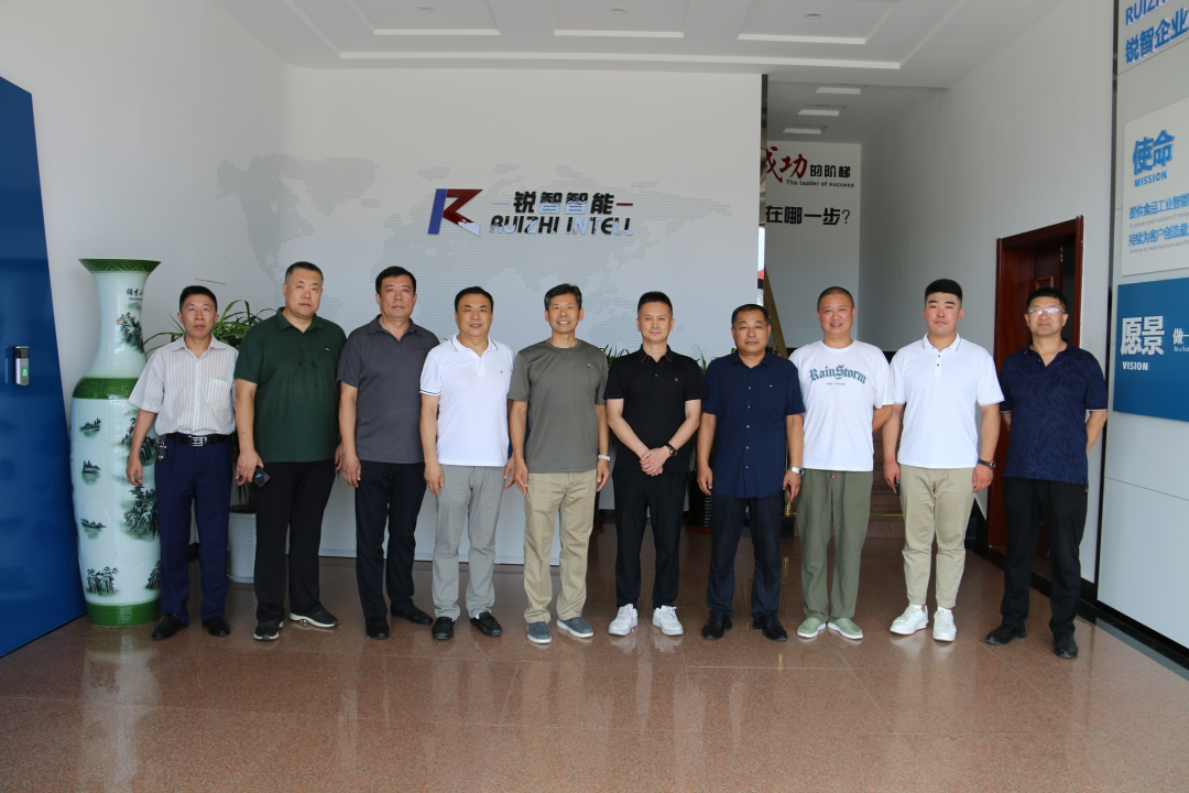 萊西市工商聯(lián)黨組書記張偉，副主席隋高峰帶領(lǐng)萊西市優(yōu)秀軍創(chuàng)企業(yè)家一行蒞臨銳智參觀指導(dǎo)！